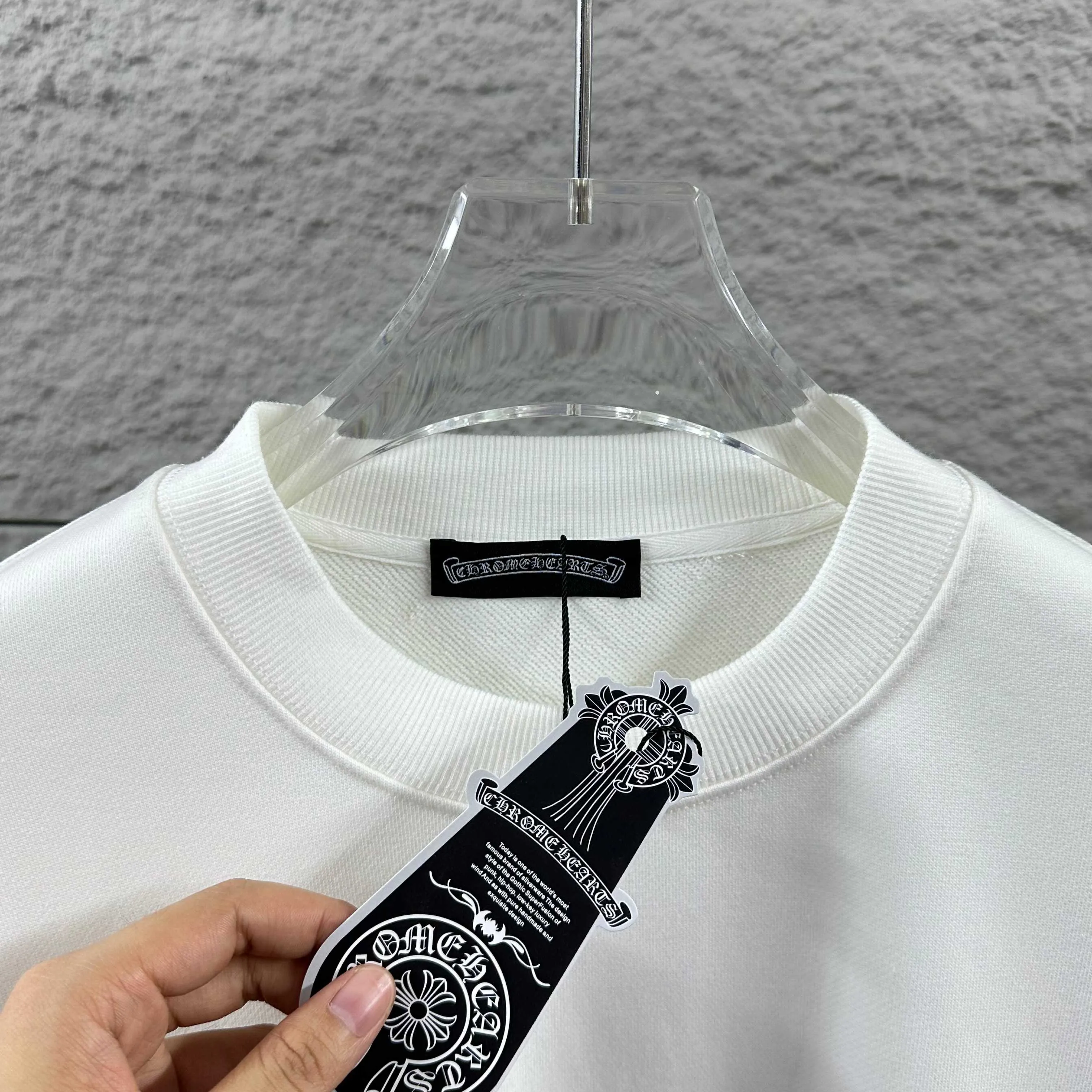 🅿️240 CH*Cro Heart*2025 early autumn and winter new style Classic horseshoe cross Sanskrit printing on the front and back, customized terry fabric Long-sleeved round neck pullover sweatshirt, same style for men and women Color: Black White Size: S (90-130 catties) M (120-150 catties) L (140-165 catties) XL (160-180 catties) XXL (180-210 pounds)